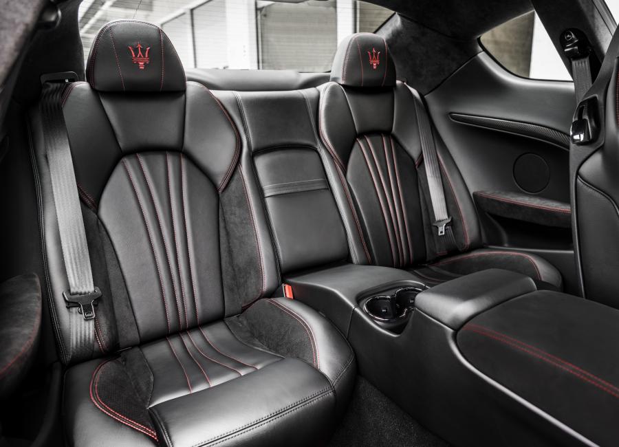 Интерьер Maserati GranTurismo Sport Special Edition 2017 года  (фото 21 из 32)